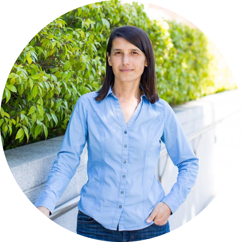 Image: Dr. Fatma Kaplan with bright greenery behind her