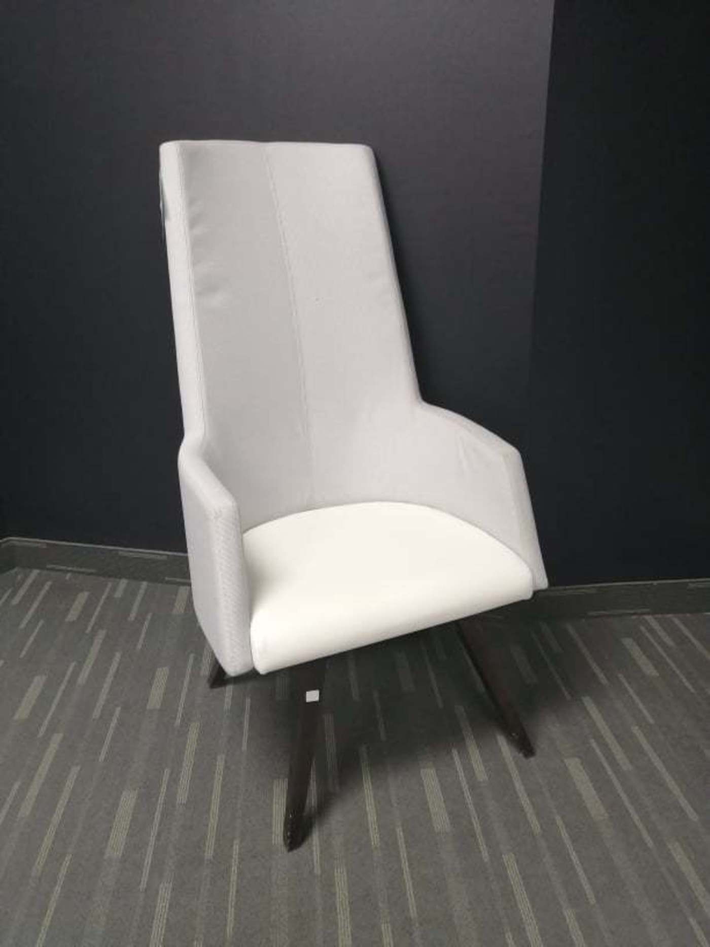 Chaise SOLO, dossier haut par Rouillard. 400.00$ Qté:1 - Oburo