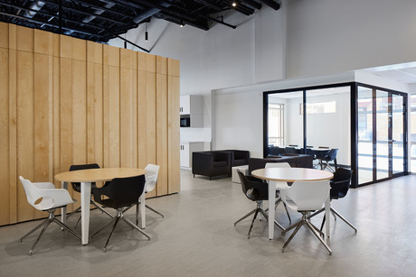 Photo of Olé Visitors Chairs by Artopex, vue 2, available at Oburo in Montreal