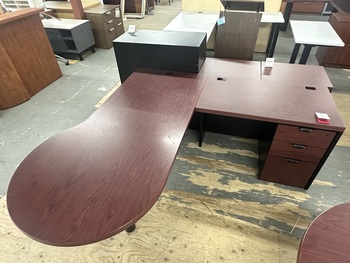 Photo of L shape desk with a round end, vue 1, available at Oburo in Montreal