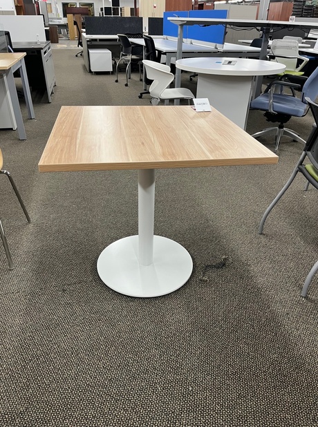 Photo de TABLE DE RÉUNION CARRÉE 48X48X29H, vue 2, disponible chez Oburo à Montréal