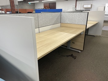 Photo de Variété de postes collaboratifs de 4 espaces, vue 2, disponible chez Oburo à Montréal