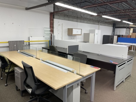 Photo de Variété de postes collaboratifs de 4 espaces, vue 1, disponible chez Oburo à Montréal