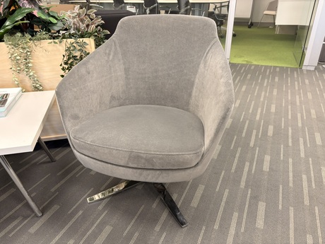Photo of Drift™ Low Back Lounge, Chrome Swivel Base, vue 1, available at Oburo in Montreal
