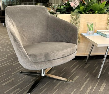 Photo of Drift™ Low Back Lounge, Chrome Swivel Base, vue 2, available at Oburo in Montreal