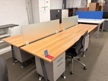 Photo of Collaborative desk for 4, dimension 10`x 5` $1800, vue 1, available at Oburo in Montreal