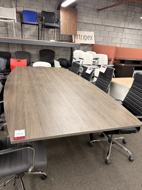Photo de Table de conférence, vue 1, disponible chez Oburo à Montréal