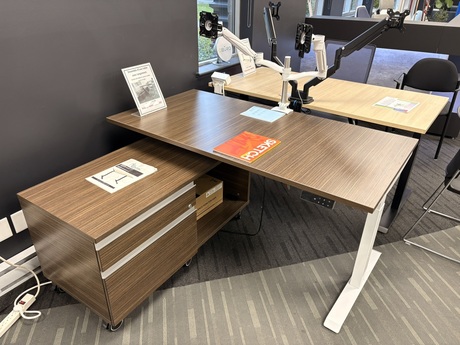 Photo of Adjustable desk with modesty panel and drawer From Source, vue 1, available at Oburo in Montreal