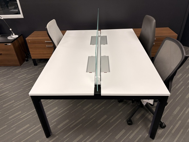 Photo of The 4 Person Workstation by Global, vue 1, available at Oburo in Montreal
