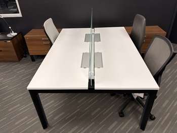 Photo of The 4 Person Workstation by Global, vue 1, available at Oburo in Montreal