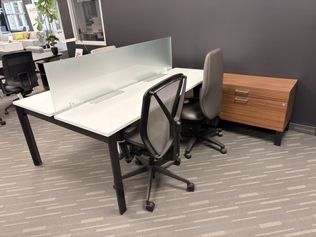 Photo of the-4-person-workstation-by-global gallery image 1. Bridges 3. Details at Oburo, your expert in office, medical clinic and classroom furniture in Montreal.