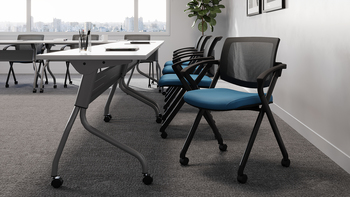 Photo de Gennex | Siège d'invités empilable avec accoudoirs et roulettes, vue 1, disponible chez Oburo à Montréal