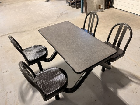 Photo de Table de cafétéria avec chaise fixe, vue 2, disponible chez Oburo à Montréal