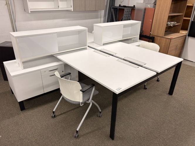 Photo of Desk for 4, vue 1, available at Oburo in Montreal