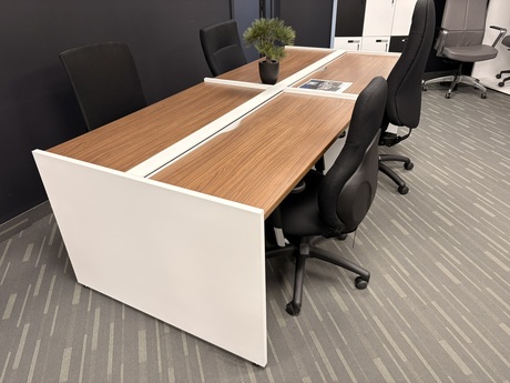 Photo de Poste collaboratif 4 personnes, vue 1, disponible chez Oburo à Montréal