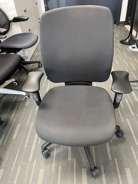 Photo de Chaise Amicus Teknion, vue 1, disponible chez Oburo à Montréal