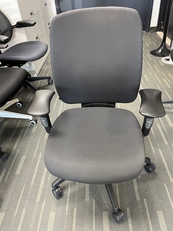 Photo de Chaise Amicus Teknion, vue 1, disponible chez Oburo à Montréal