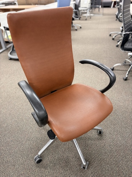 Photo of vinyl office chair, vue 1, available at Oburo in Montreal