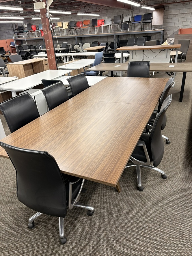Photo de Table de conférence 10' X 50'', vue 1, disponible chez Oburo à Montréal