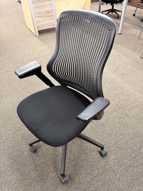 Photo of Knoll Chair, vue 1, available at Oburo in Montreal