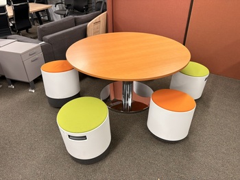Photo de pouf-steelcase image de galerie 1. Pouf. Tous les détails chez Oburo, expert en mobilier de bureau pour la clinique ou la salle de classe à Montréal.