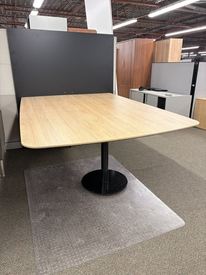 Photo of 6-Person Boat-Shaped Meeting Table, vue 1, available at Oburo in Montreal