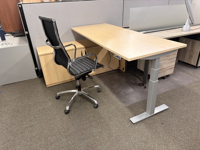 Photo de Poste de travail ajustable en hauteur avec base ErgoCentric, vue 1, disponible chez Oburo à Montréal