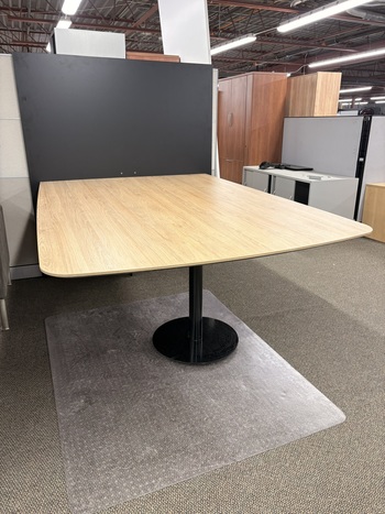 Photo of 6-Person Boat-Shaped Meeting Table, vue 1, available at Oburo in Montreal