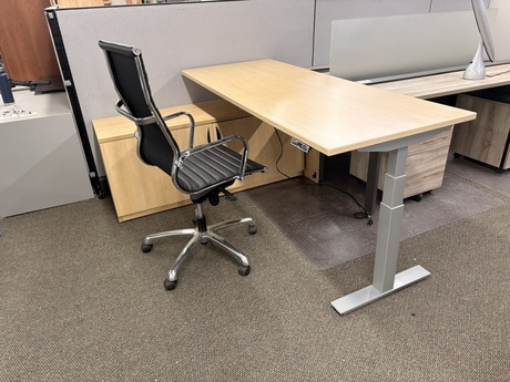 Photo de Poste de travail ajustable en hauteur avec base ErgoCentric, vue 1, disponible chez Oburo à Montréal
