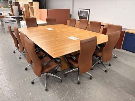 Photo de Table de conférence pour 12 personnes, vue 1, disponible chez Oburo à Montréal