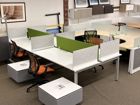 Photo de Postes de travail collaboratifs avec panneaux acoustiques, vue 1, disponible chez Oburo à Montréal
