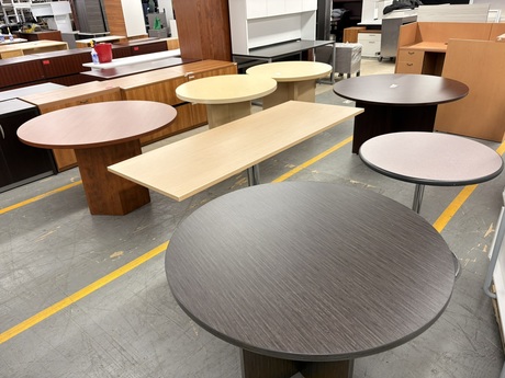 Photo de Variété de tables, vue 1, disponible chez Oburo à Montréal