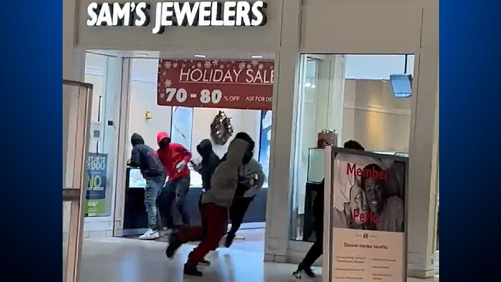 Update Smash And Grab Thieves Target Hayward Mall Lululemon Store Robbed In San Jose S Santana Row