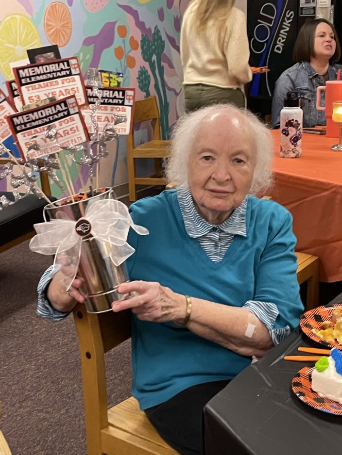 'Miss Pat' ends 53-year career at Memorial Elementary - Vimarsana News