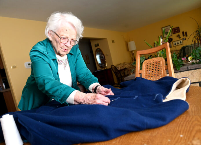 Woman keeps historic fashion in style at 94 years old | News, Sports, Jobs - Vimarsana News