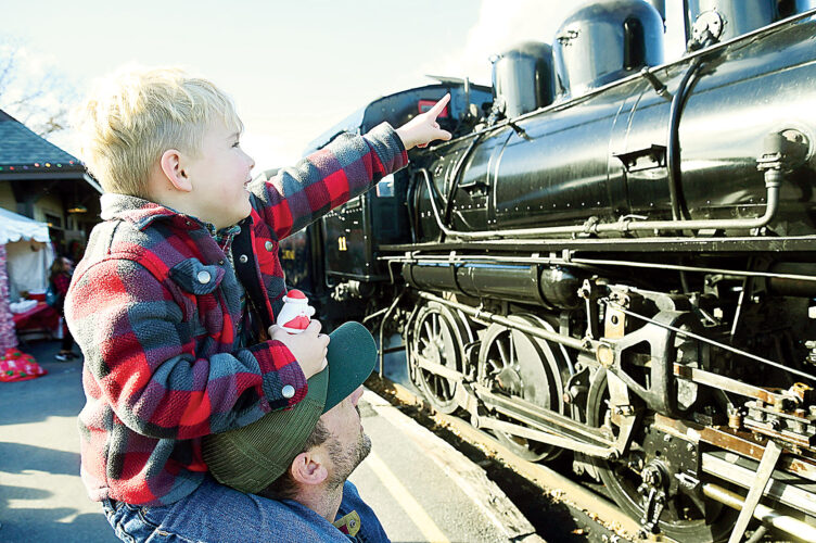 All aboard!: Santa Express delights train passengers of all ages | News, Sports, Jobs - Vimarsana News