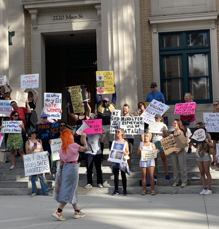 Six-week abortion ban brings protest to county courthouse | News, Sports, Jobs - SANIBEL-CAPTIVA - Vimarsana News
