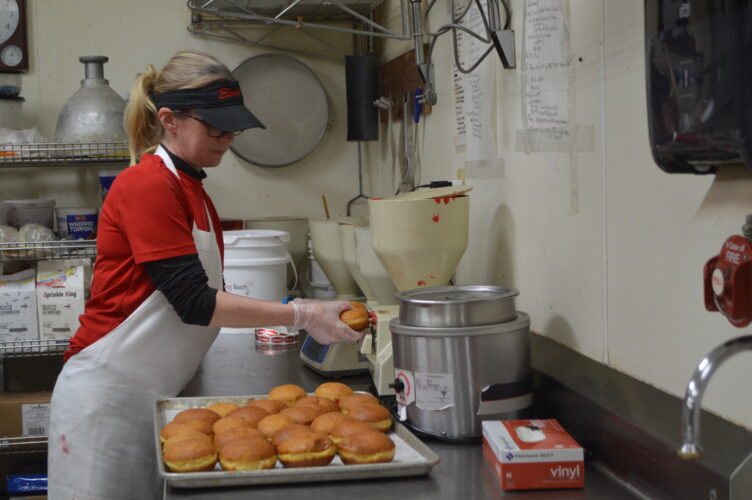 Lots of time and labor makes plenty of paczkis | News, Sports, Jobs - Vimarsana News
