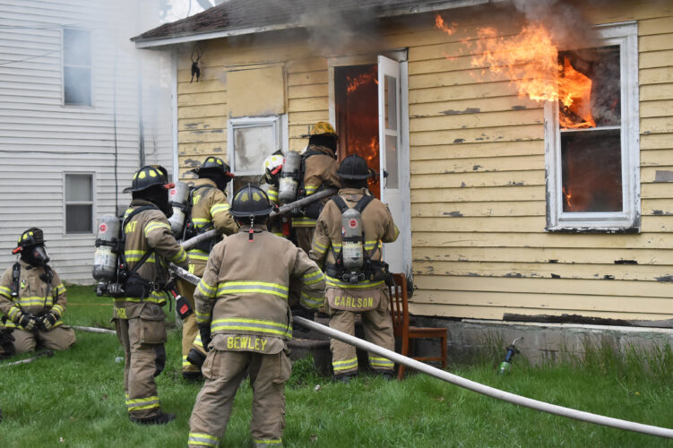 Firefighters train in house burn | News, Sports, Jobs - Vimarsana News