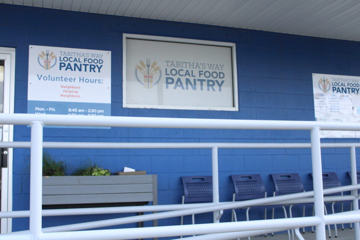 Social media influencer pays it forward with donation to Utah County food pantry | News, Sports, Jobs - Vimarsana News