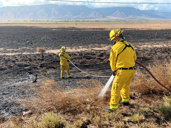Firefighters battle brush fire near Maui Veterans Highway | News, Sports, Jobs - Vimarsana News