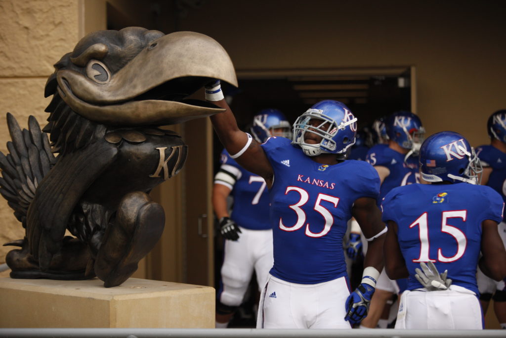 рок вокруг футбола фестиваль. дуэйн джонсон в фильме американский футбол. скала джонсон американский футбол. Gibbs kansas jayhawks. The rock football.