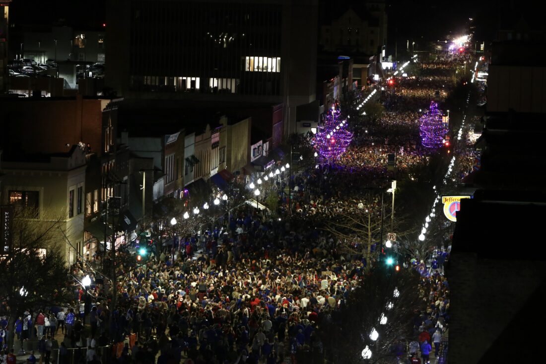 Lawrence police report few arrests as thousands celebrate in downtown following championship game | News, Sports, Jobs - Lawrence Journal-World: news, information, headlines and events in Lawrence, Kansas - Vimarsana News