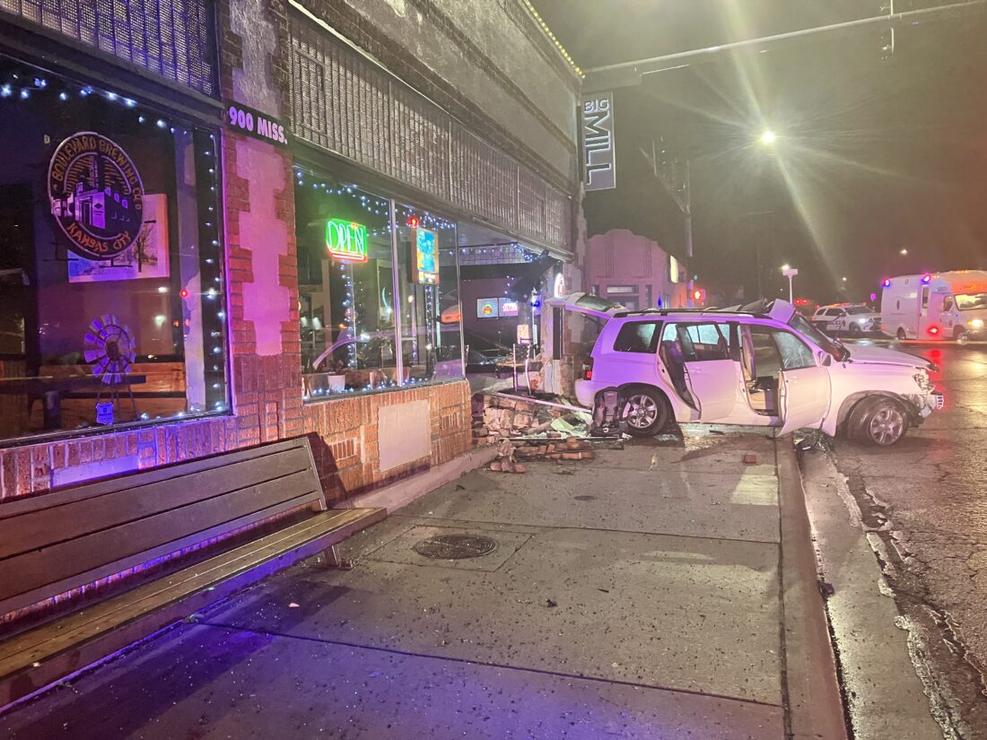 'I told him not to get in the car,' wife allegedly told police after husband crashed into Lawrence restaurant, injuring 3 people and himself | News, Sports, Jobs - Lawrence Journal-World: news, information, headlines and events in Lawrence, Kansas - Vimarsana News