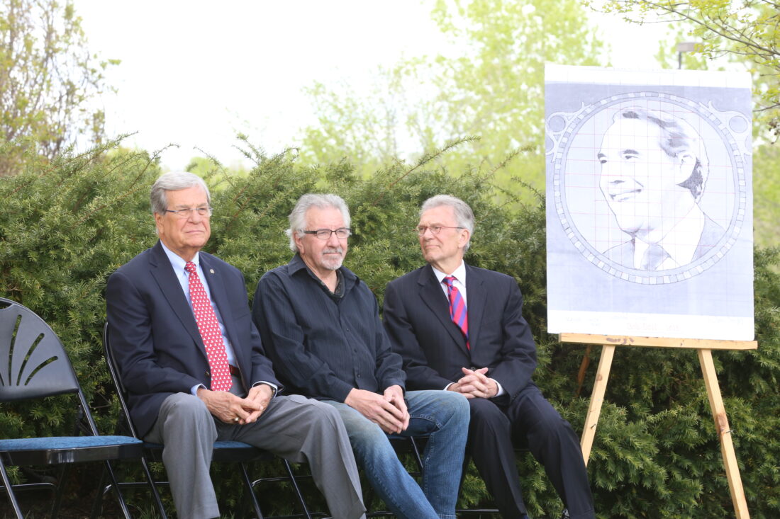 Dole Institute of Politics commissions Stan Herd to create earthwork portrait of former senator on KU's West Campus | News, Sports, Jobs - Lawrence Journal-World: news, information, headlines and events in Lawrence, Kansas - Vimarsana News