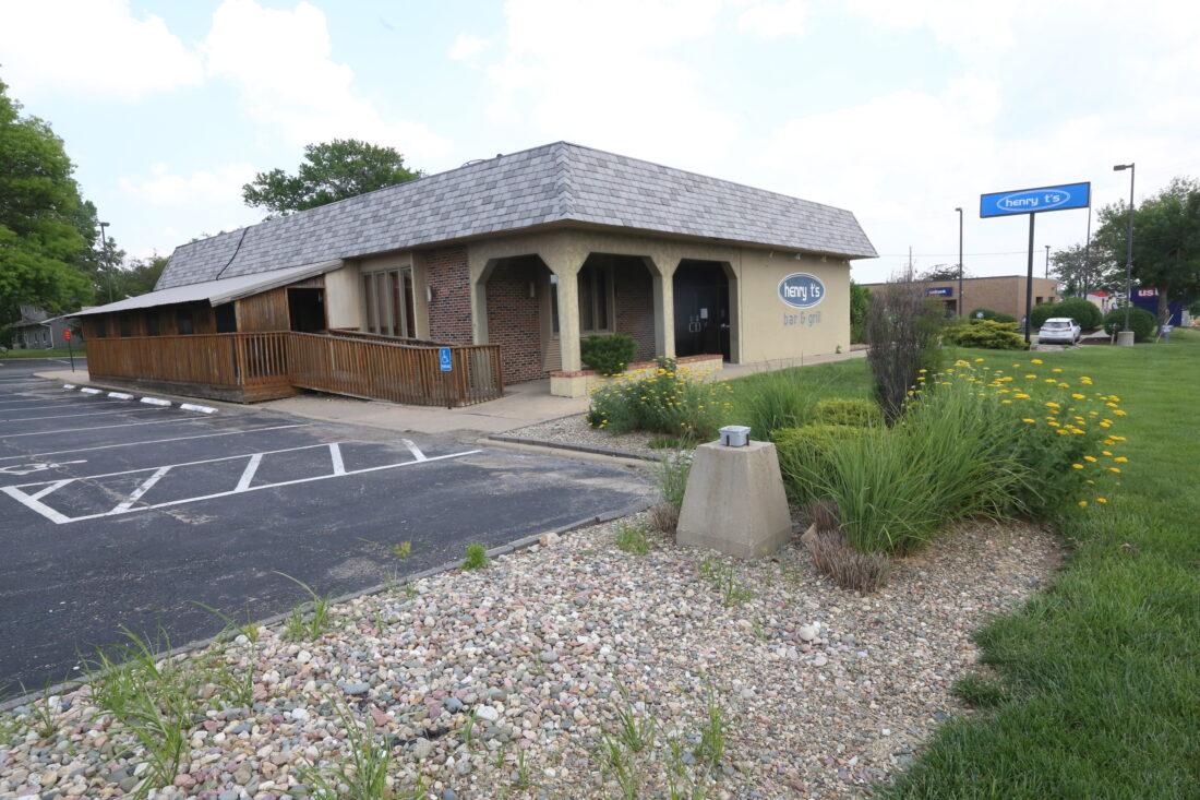 Town Talk | Henry T's closes Lawrence bar, restaurant after 32 years, but seeking new home; new Mexican restaurant opens; signs of a new Starbucks | News, Sports, Jobs - Lawrence Journal-World: news, information, headlines and events in Lawrence, Kansas - Vimarsana News
