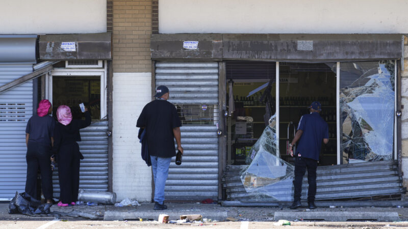 Over 50 arrested after mobs ransacked Philly stores | News, Sports, Jobs - Vimarsana News