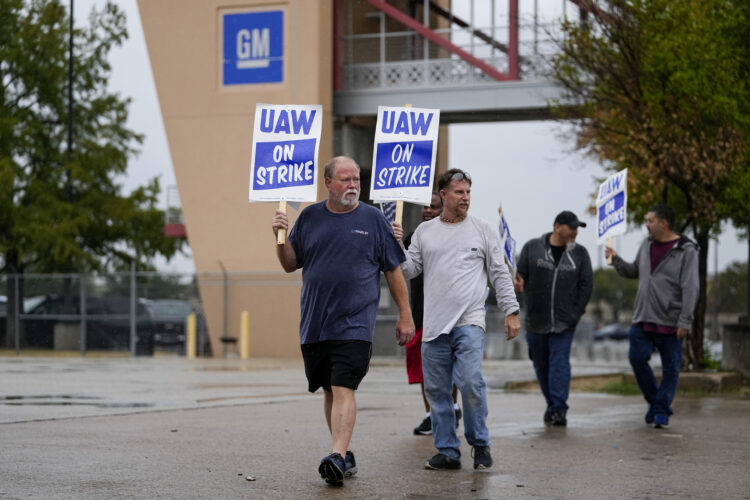 UAW strikes at GM plant in Texas as union hits automakers' cash cows | News, Sports, Jobs - Vimarsana News
