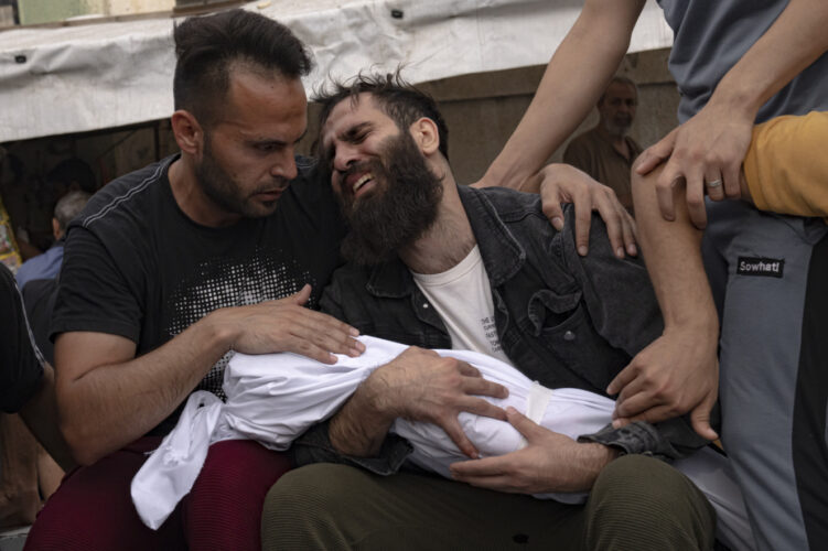 Thousands break into Gaza aid warehouses | News, Sports, Jobs - Vimarsana News