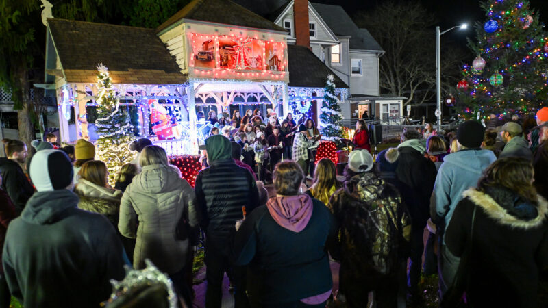 DLH kicks off holidays with tree lighting at Triangle Park | News, Sports, Jobs - Vimarsana News
